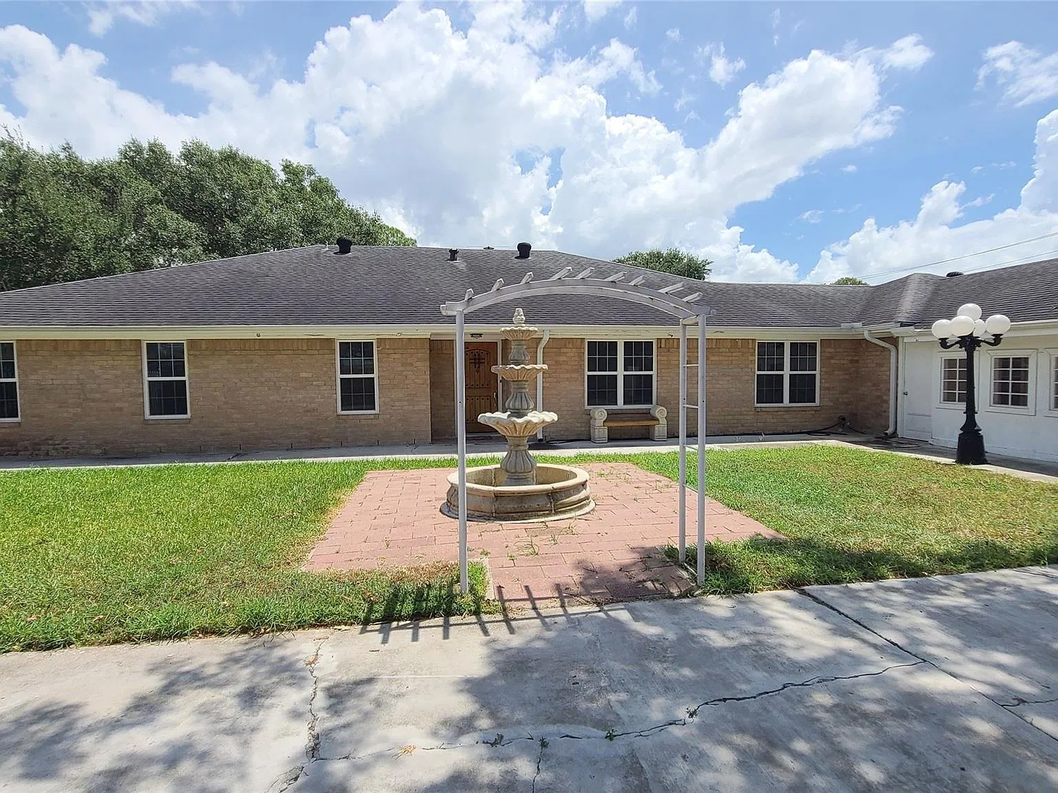 5 bed, 3.0 bath, 2379 sqft, $2,500 — Photo 3