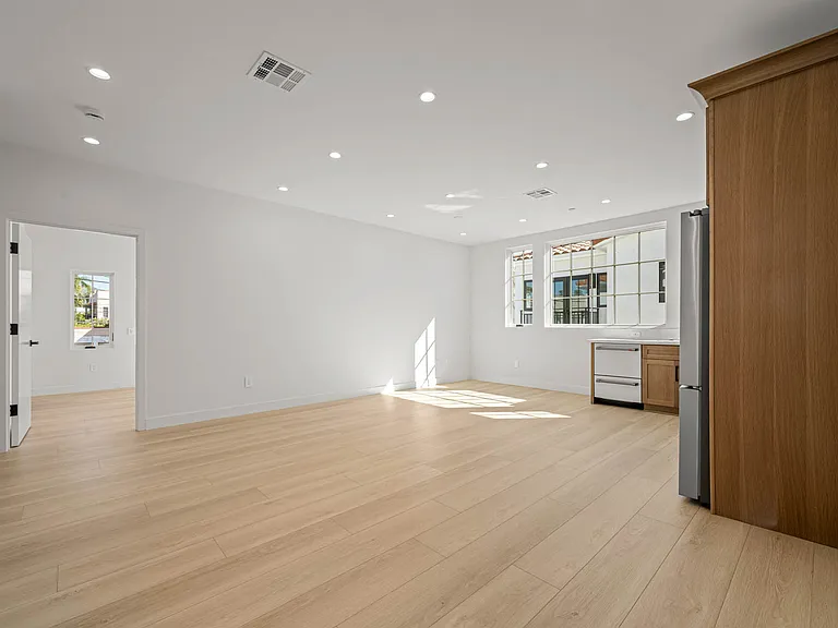 439 N Sierra Bonita — Photo 11