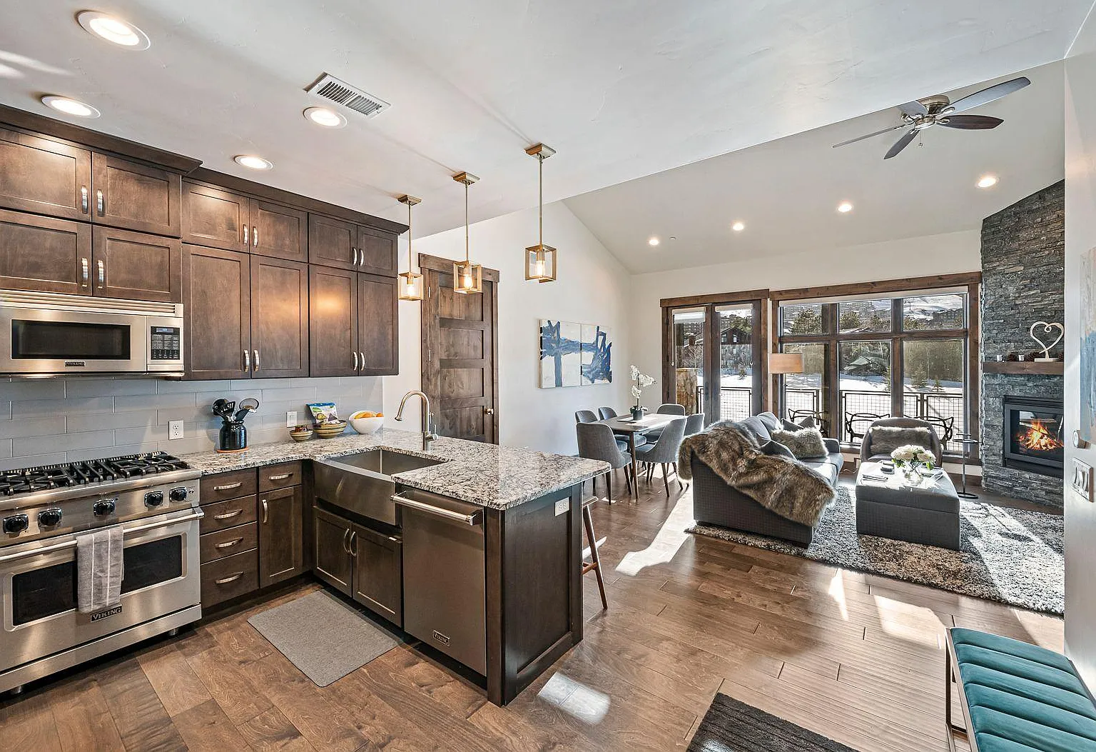 3793 Blackstone Dr — Photo 2