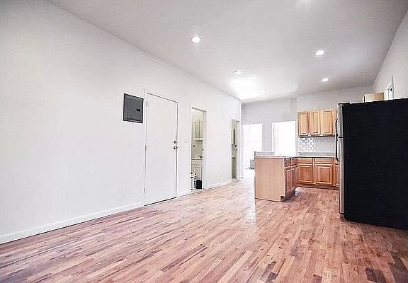 4th image of 58 Conselyea St #3