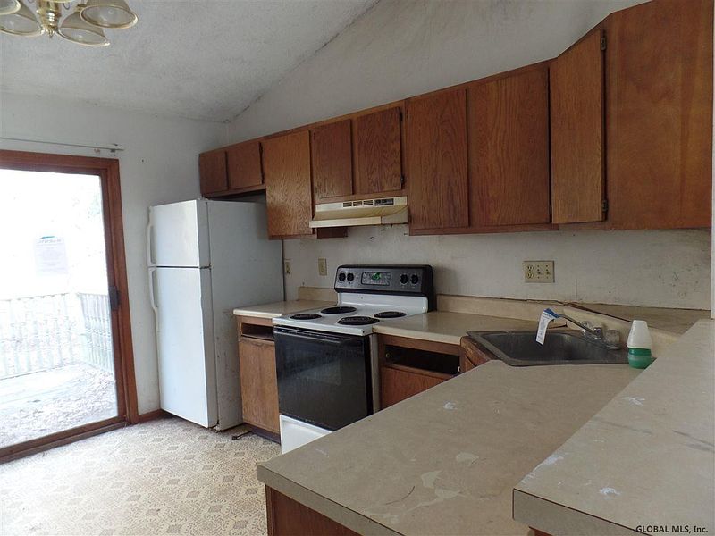 3rd image of 528 TOWNWOOD Drive