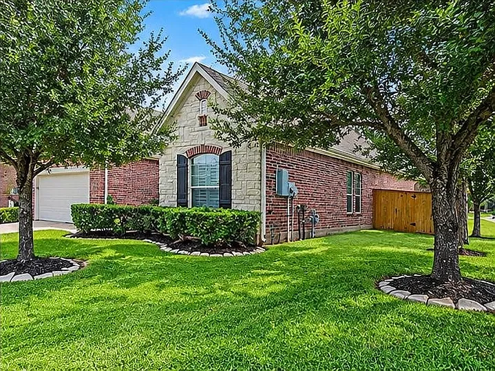 3 bed, 2.0 bath, 2207 sqft, $2,500 — Photo 2