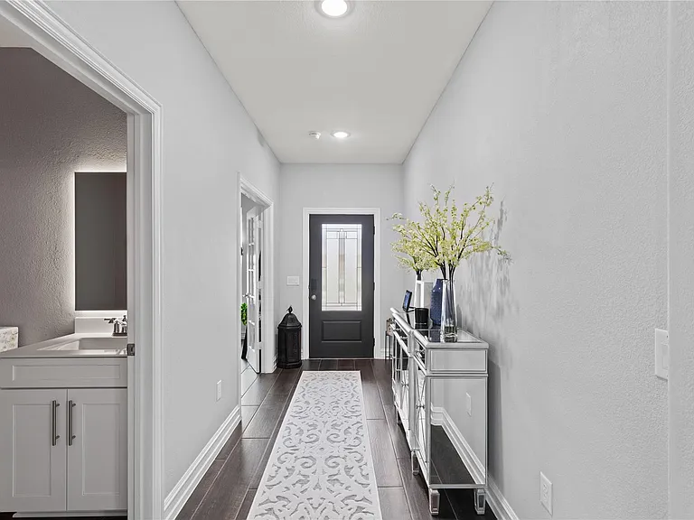 913 Adelyn St — Photo 3