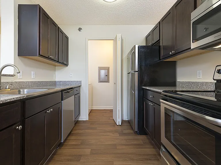 Pendleton Park Apartments — Photo 4