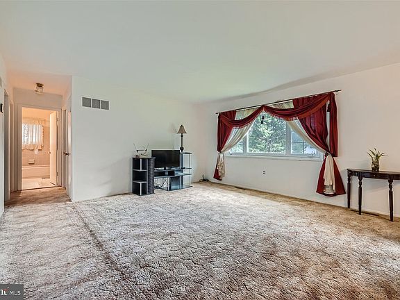 4th image of 543 Pembrooke Ct