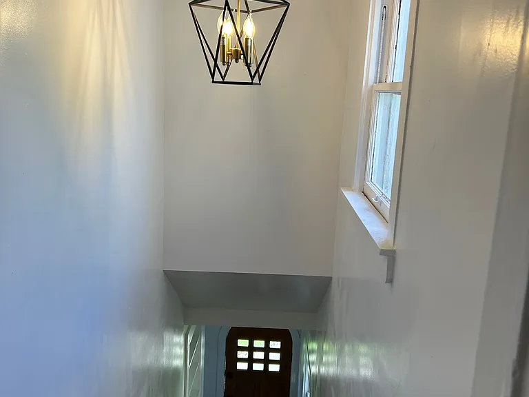 831 W Houston St — Photo 3