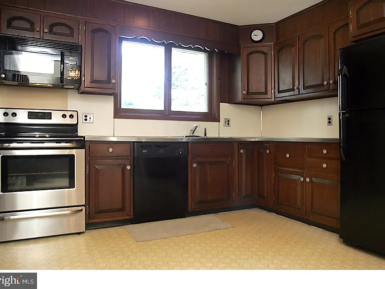17 Wayne Dr — Photo 9