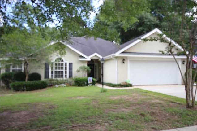 1st image of 585 Lakeview Woods Dr