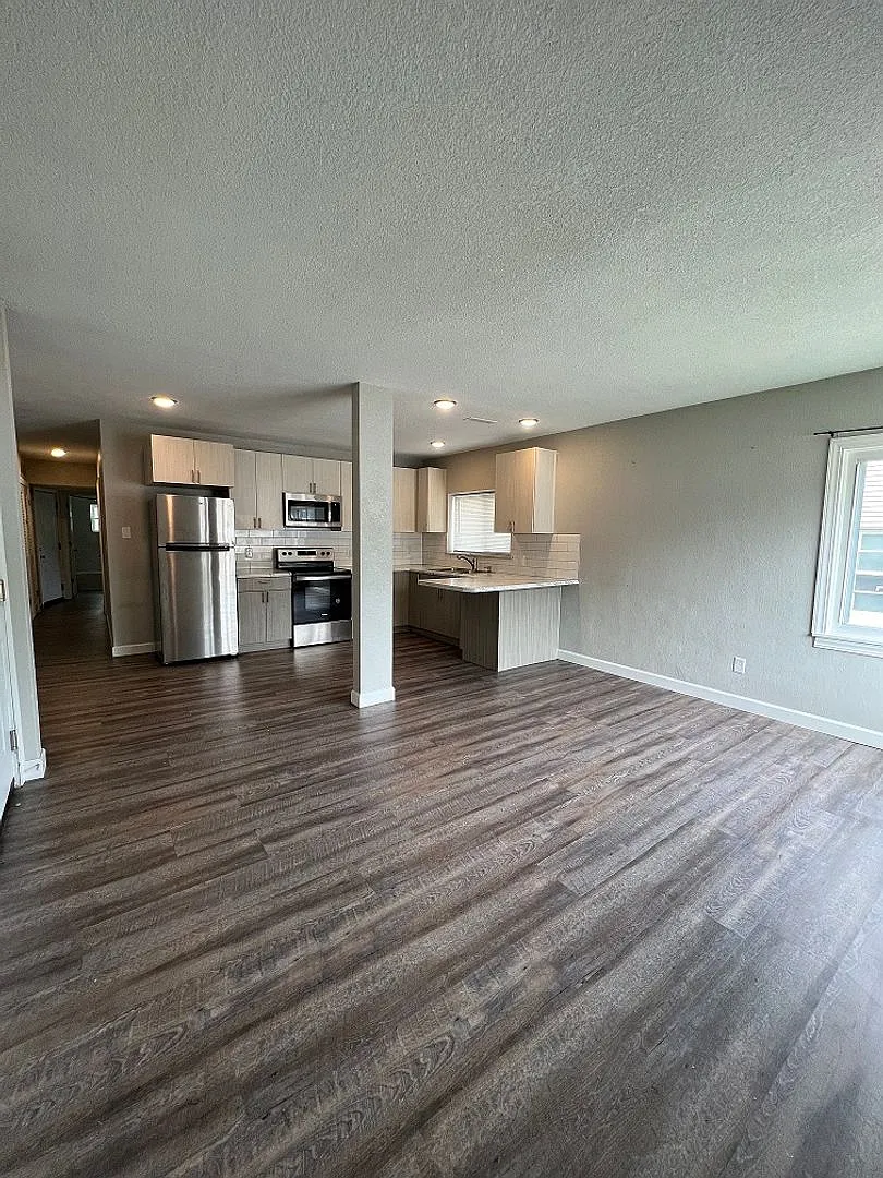 223 E 35th St. Davenport, IA 52806 — Photo 2