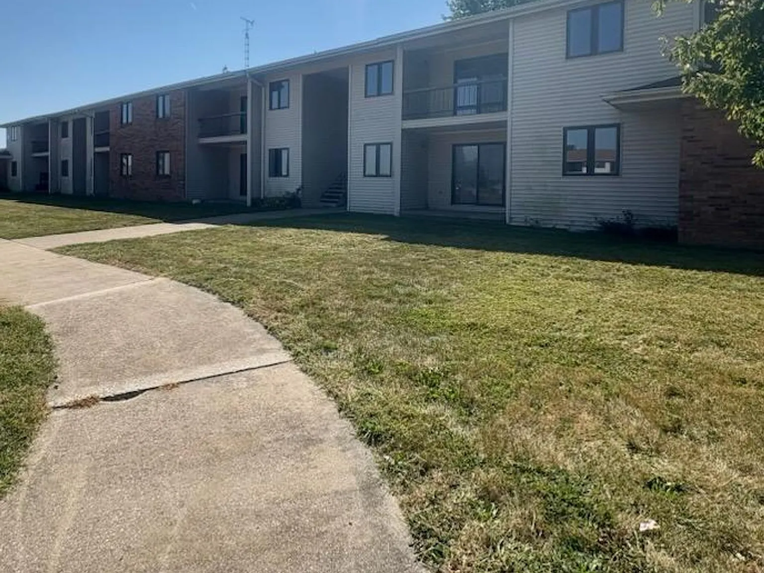 Thompson Apartments — Photo 2
