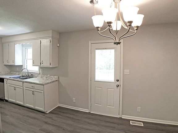 5th image of 404 Corinne Cir