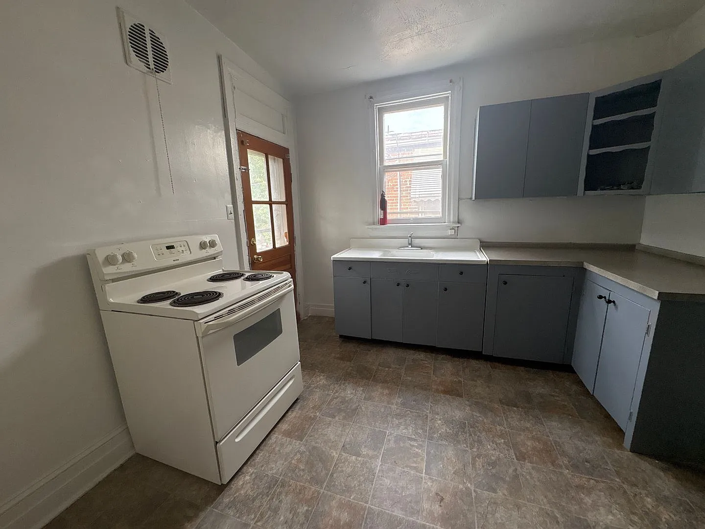 Available Now! 1 Bedroom unit in York — Photo 2