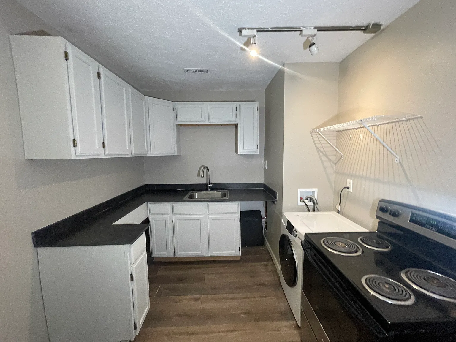 1 bed, 900 sqft, $1,300 — Photo 4