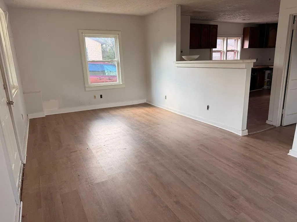 1201 W Baxter Ave — Photo 4