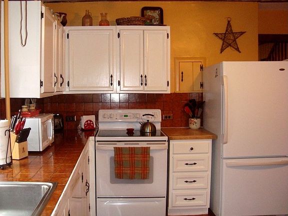 Large Eat-In Kitchen