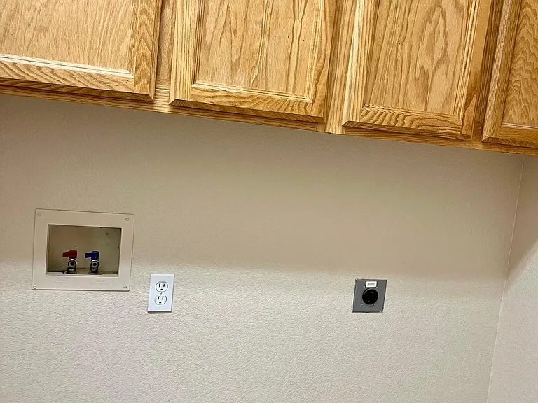 Dryer hookups are also gas compatible