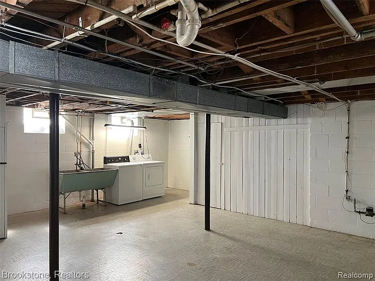 23280 Forest St — Photo 28