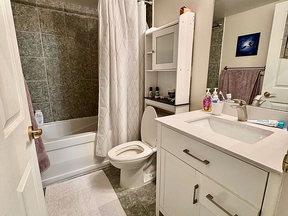 5th image of 30 Grand Trunk Cres #1708