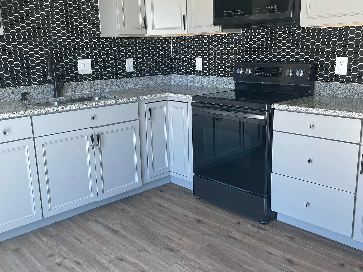 3 bed, 1320 sqft, $2,300 — Photo 3