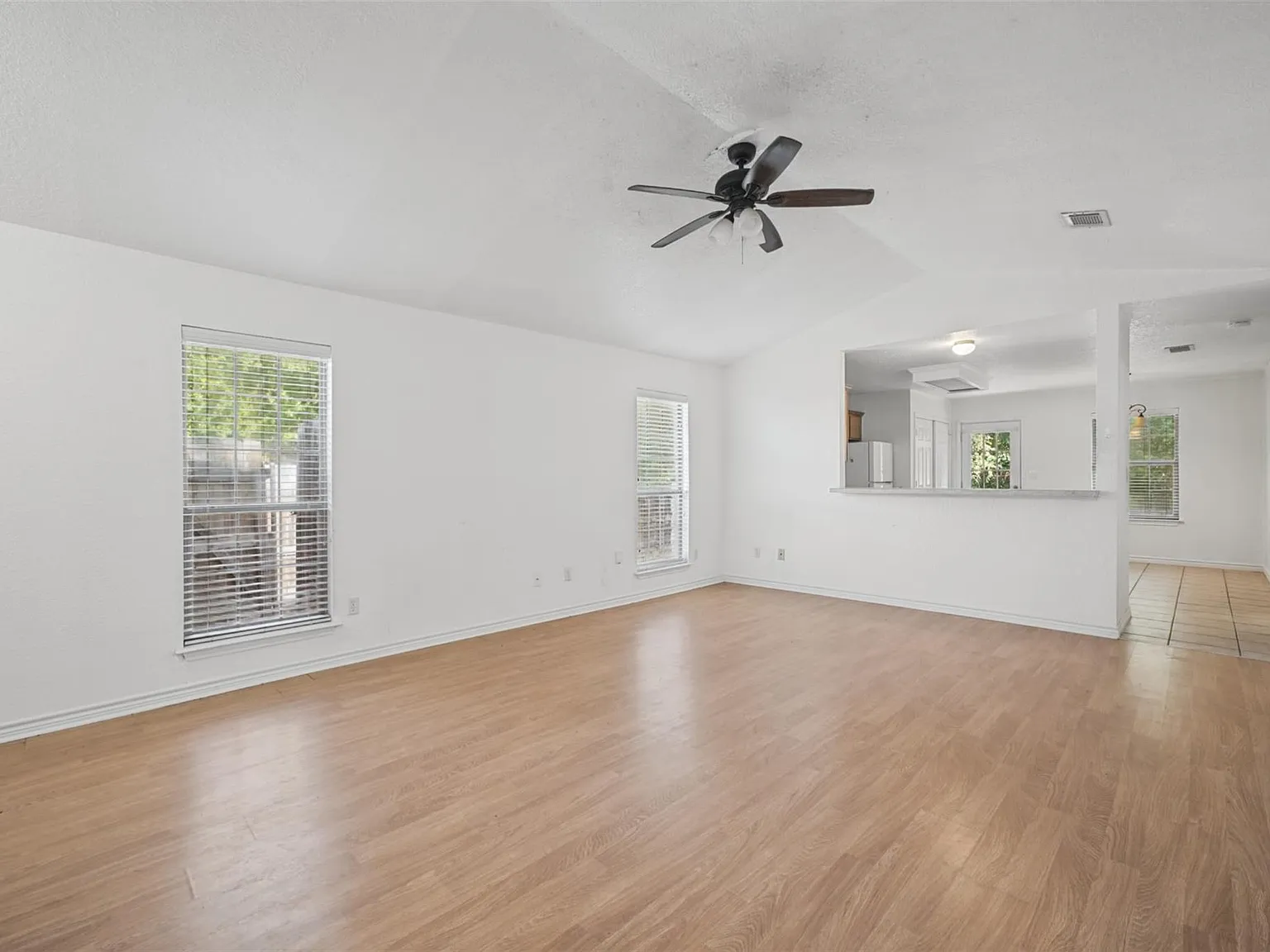 3 bed, 3.0 bath, 2655 sqft, $1,500 — Photo 3
