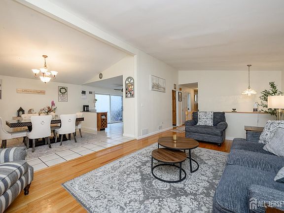 5th image of 21 Wilk Rd