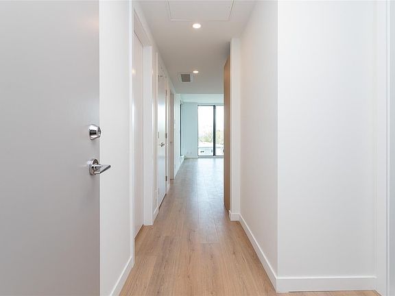 5th image of 899 Esquimalt Rd #503