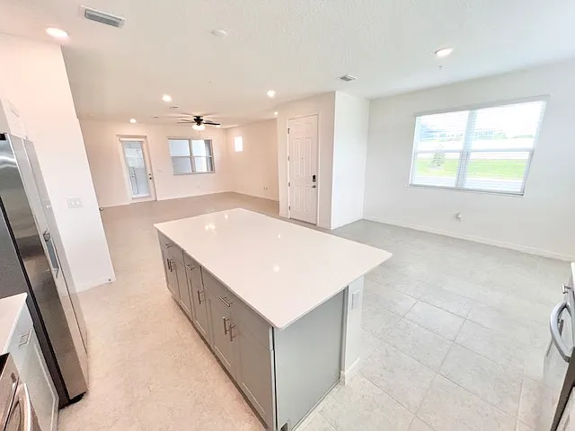 3 bed, 2.5 bath, 1800 sqft, $2,445 — Photo 4