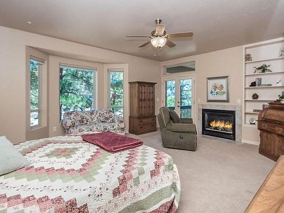 Master bedroom w. fireplace