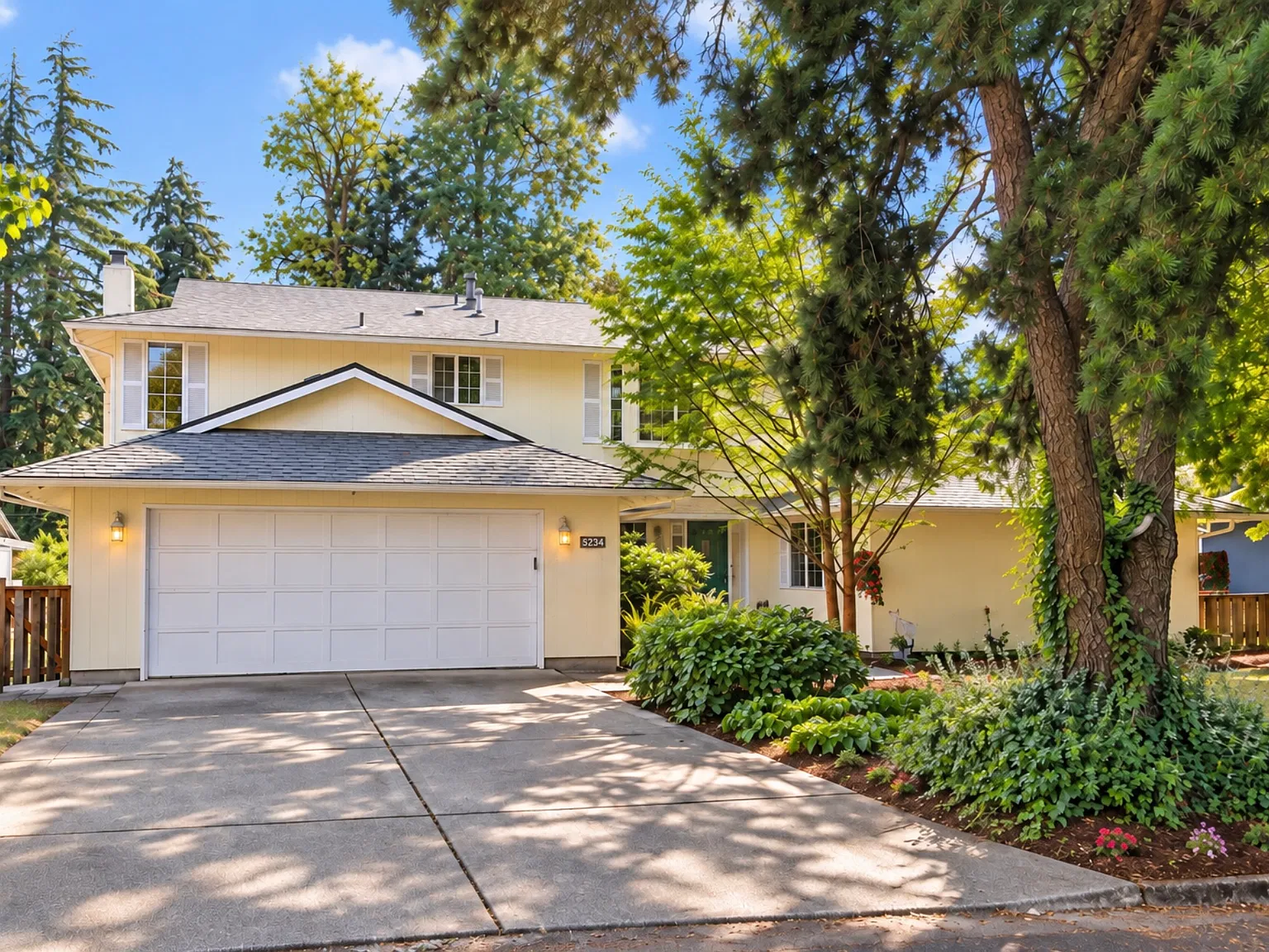 5 bed, 2.5 bath, 2522 sqft, $3,500 — Photo 1