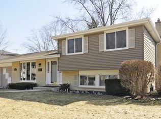 2219 N Kennicott Dr, Arlington Heights, IL 60004