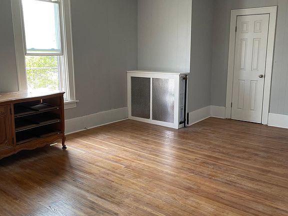 5th image of 222 Young St APT 2