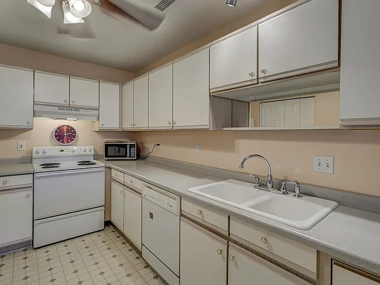 1300 Carriage Dr #A — Photo 9