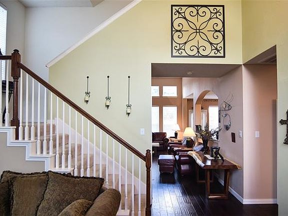 4th image of 7429 Greenvalley Ln