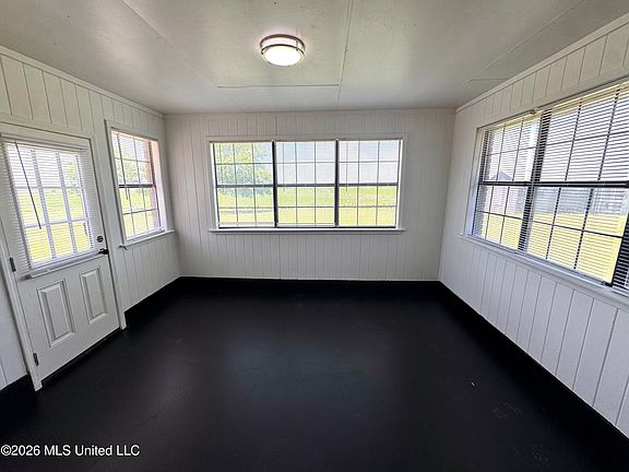 3rd image of 133 Lake St