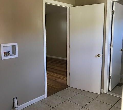 5th image of 906 Piedmont St