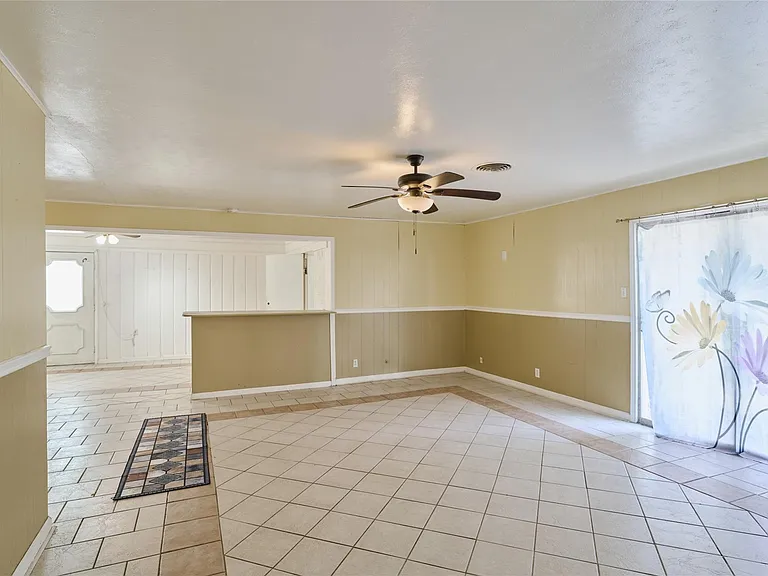 203 Paul Knox St — Photo 10