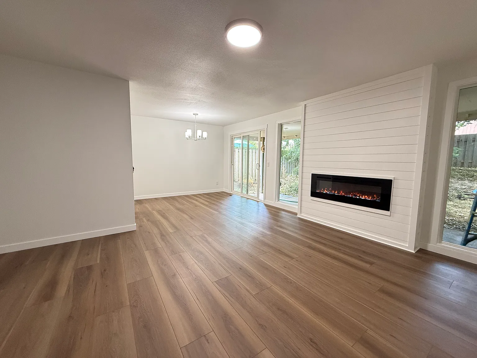 2 bed, 985 sqft, $2,350 — Photo 2