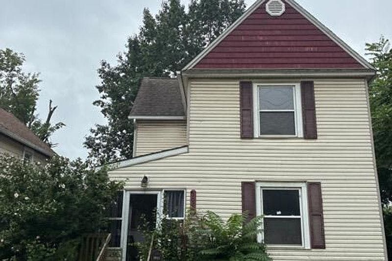 1st image of 1025 1st St NE