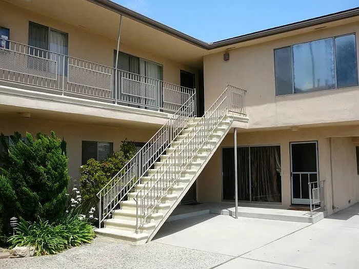 2 bed, 800 sqft, $2,050 — Photo 2