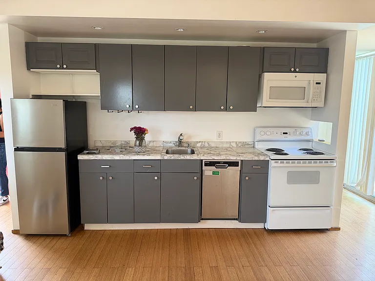700 N Madison Ave — Photo 12