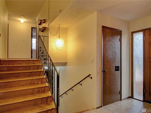 Tile entry, oak stairs to upper level - 4 spacious bedrooms 1 3/4 bath on upper level. 