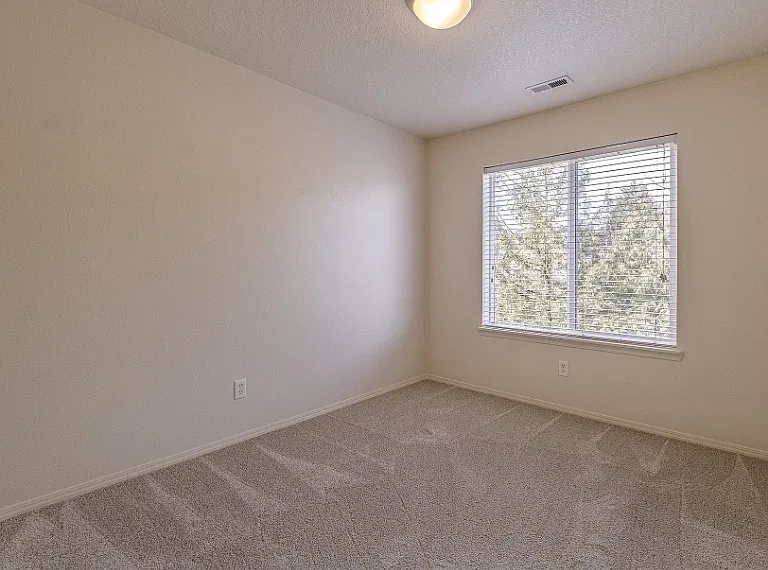 909 SE Sacha Pl — Photo 14