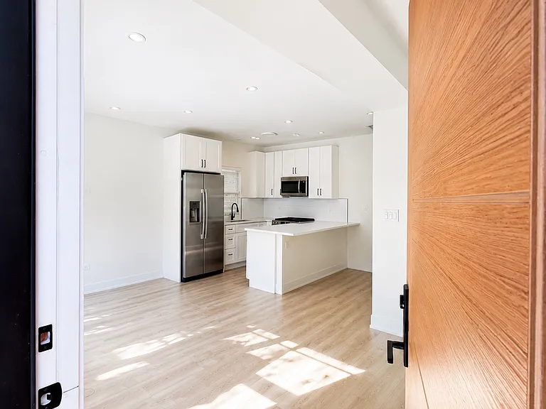 1810 W 23rd St #1 — Photo 5