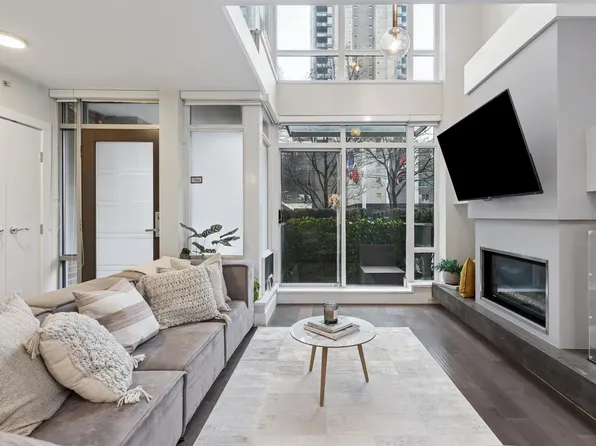 863 Richards St, Vancouver, BC V6B 3B4