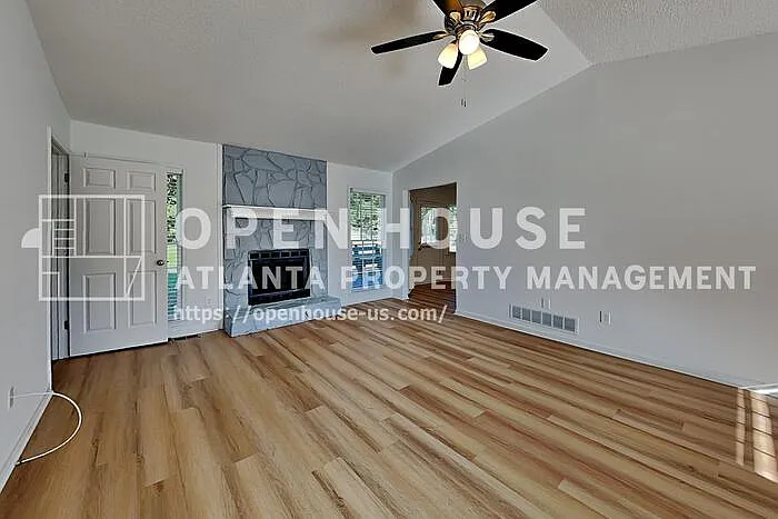 3 bed, 2.0 bath, 1426 sqft, $1,840 — Photo 3