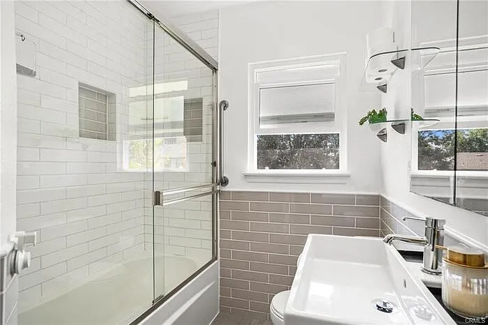 5841 Bowcroft St #4 — Photo 22