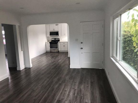 3rd image of 14025 Victory Blvd