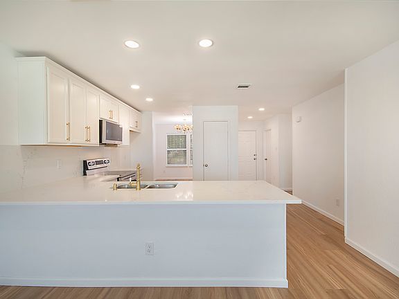 5th image of 1618 Pin Oak Trl