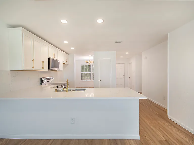 1618 Pin Oak Trl — Photo 5