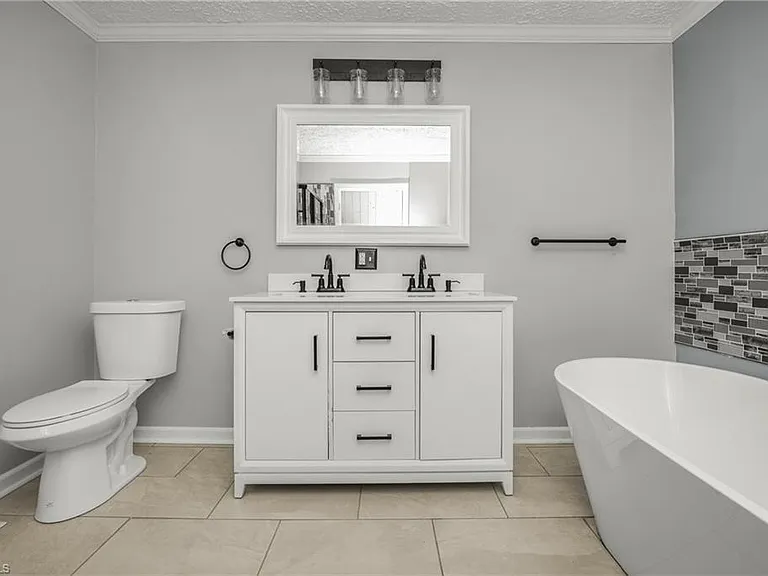 Primary bathroom- double sinks, soaking tub